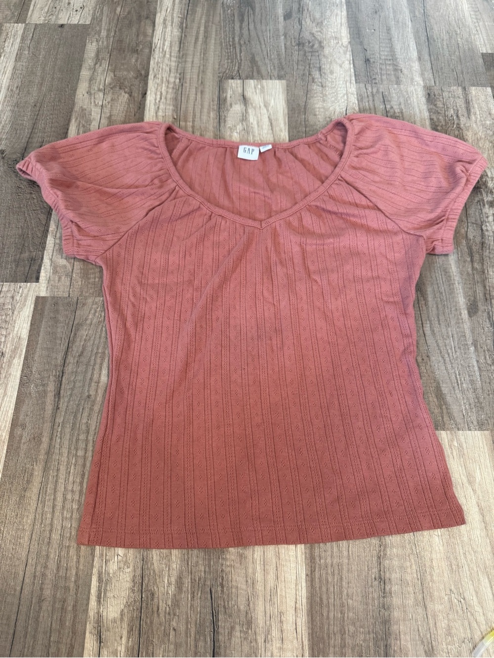 GAP Short Sleeve Scoop Neck Top in Dusty Rose